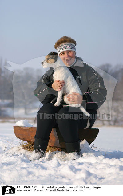 Frau und Parson Russell Terrier im Schnee / woman and Parson Russell Terrier in the snow / SS-03193