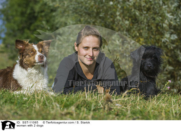 woman with 2 dogs / SST-11085