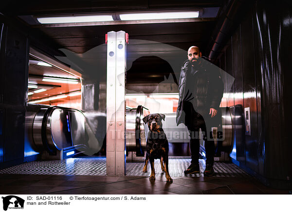 man and Rottweiler / SAD-01116