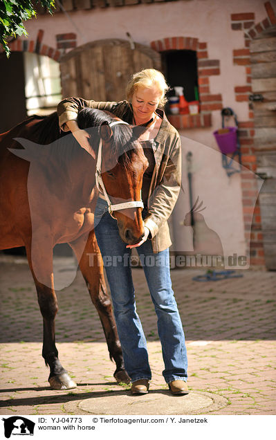 woman with horse / YJ-04773