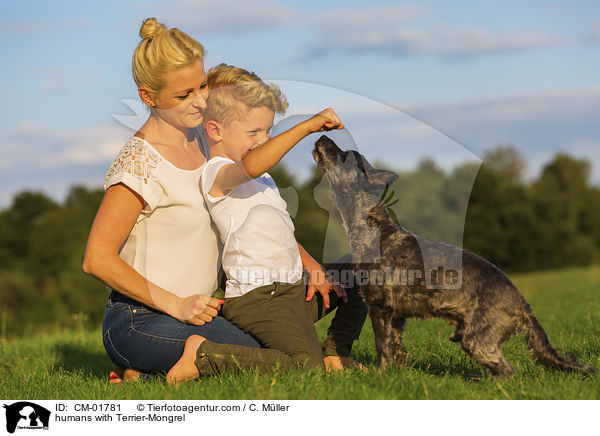 Menschen mit Terrier-Mischling / humans with Terrier-Mongrel / CM-01781