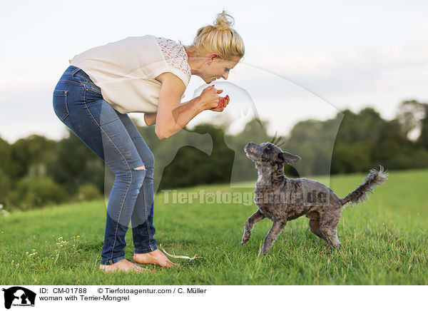 Frau mit Terrier-Mischling / woman with Terrier-Mongrel / CM-01788