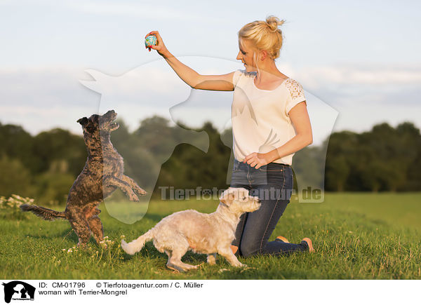 Frau mit Terrier-Mischling / woman with Terrier-Mongrel / CM-01796