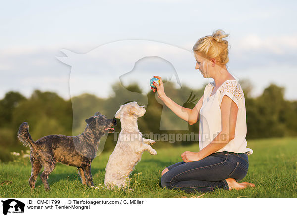 Frau mit Terrier-Mischling / woman with Terrier-Mongrel / CM-01799
