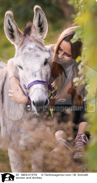 Frau und Esel / woman and donkey / MAS-01578