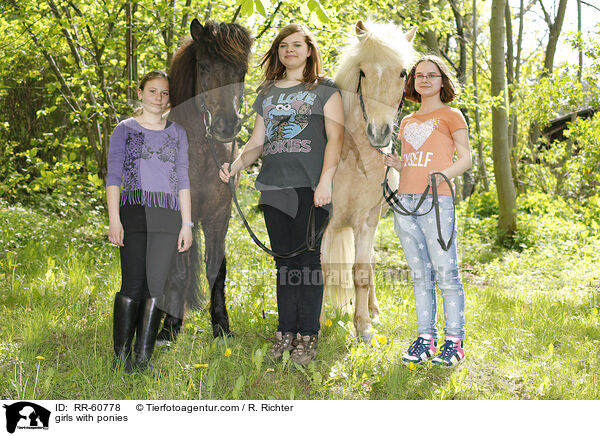 girls with ponies / RR-60778