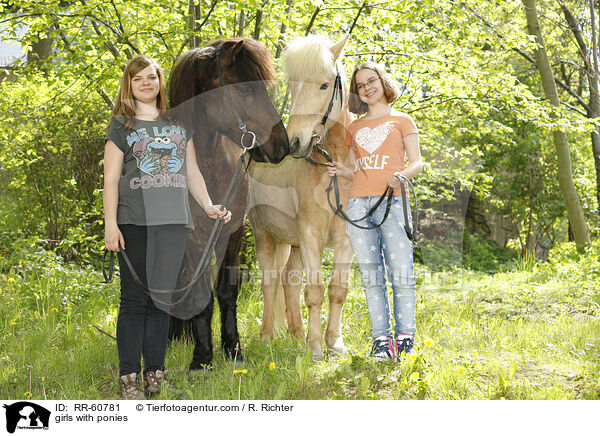 girls with ponies / RR-60781