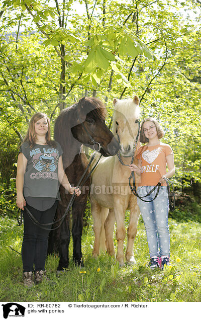 girls with ponies / RR-60782