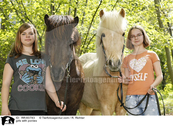 girls with ponies / RR-60783