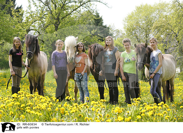 girls with ponies / RR-60834