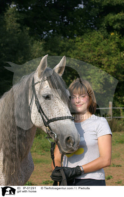 girl with horse / IP-01291
