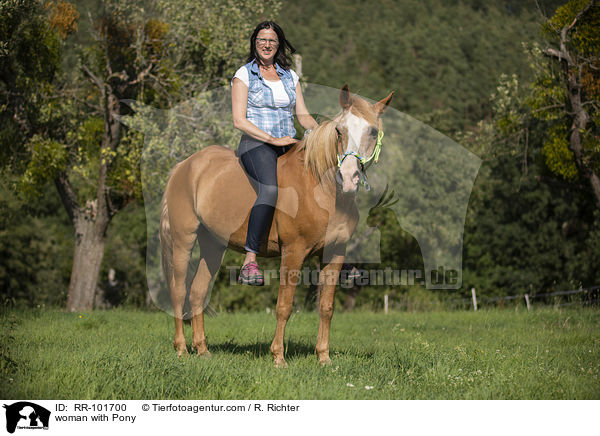 woman with Pony / RR-101700