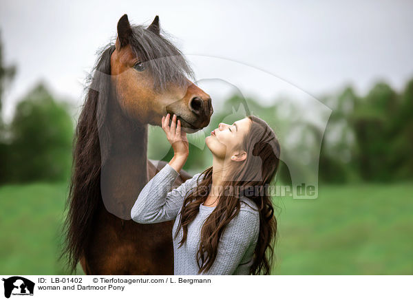 Frau und Dartmoor-Pony / woman and Dartmoor Pony / LB-01402