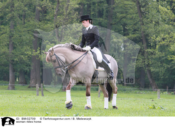 woman rides horse / BM-02709