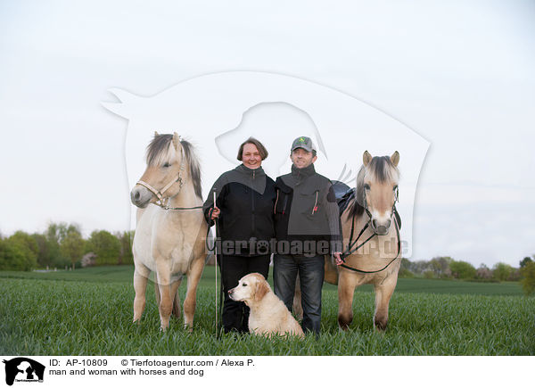 man and woman with horses and dog / AP-10809