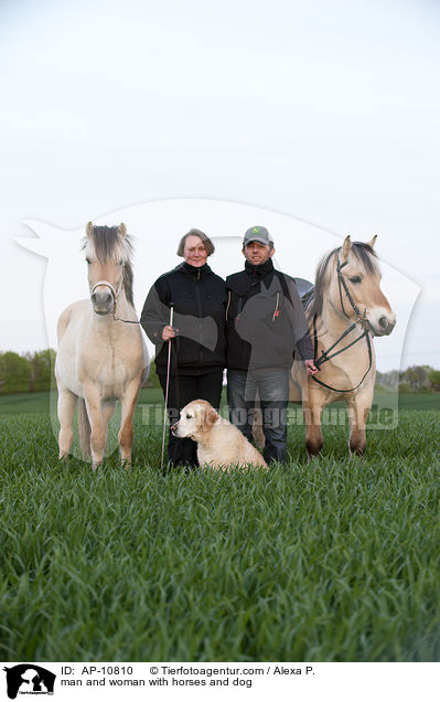 man and woman with horses and dog / AP-10810