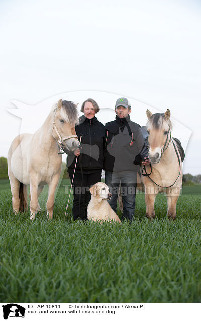 man and woman with horses and dog / AP-10811