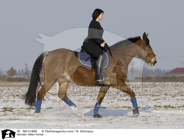 woman rides horse / NS-01866