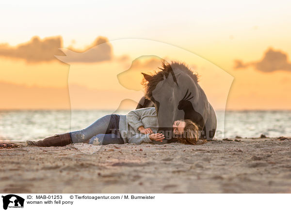 Frau mit Fellpony / woman with fell pony / MAB-01253
