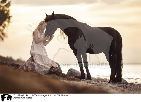 woman with horse / SB-01144