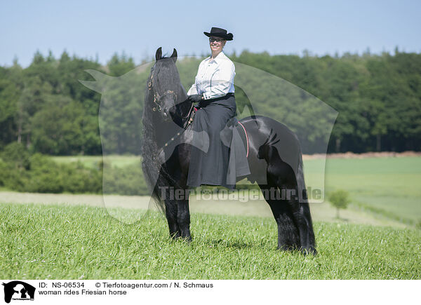 woman rides Friesian horse / NS-06534