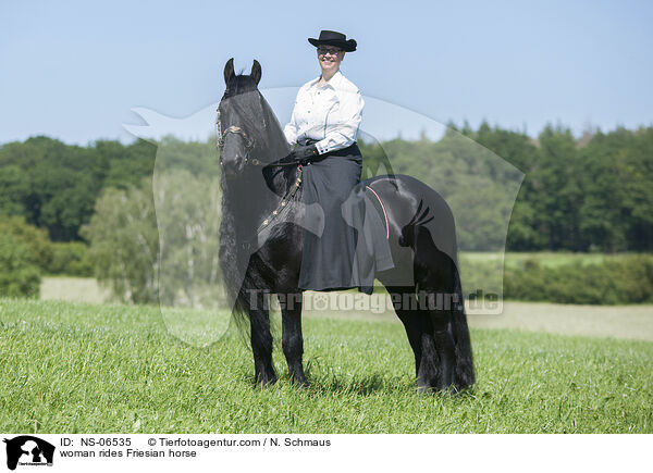 woman rides Friesian horse / NS-06535