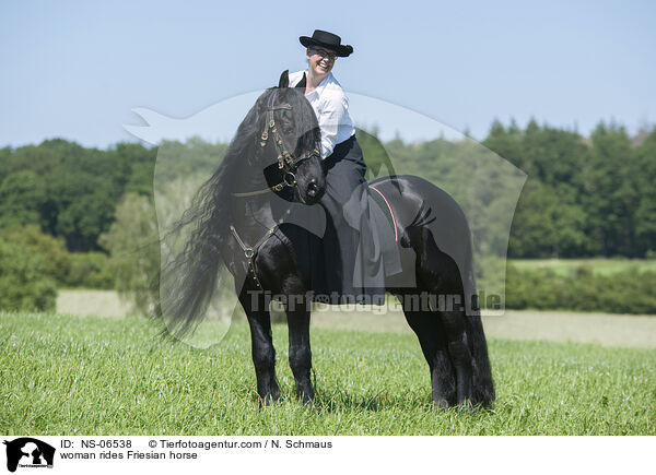 woman rides Friesian horse / NS-06538