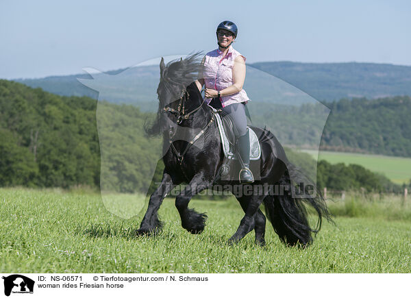 woman rides Friesian horse / NS-06571