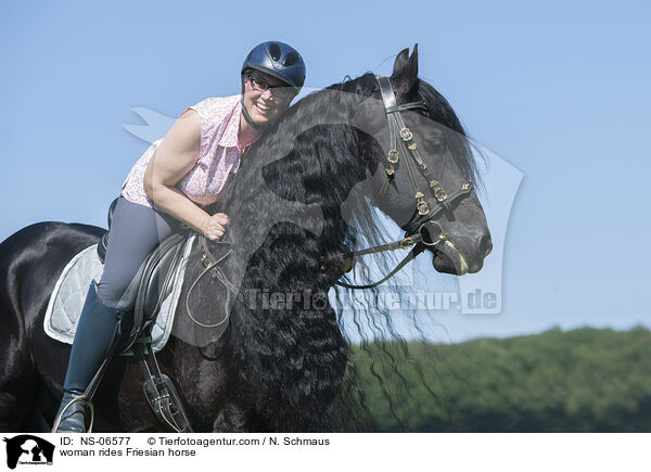 Frau reitet Friese / woman rides Friesian horse / NS-06577