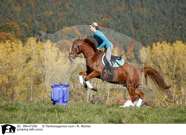 jumping with pony / RR-47290