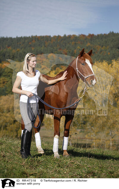 woman with pony / RR-47318