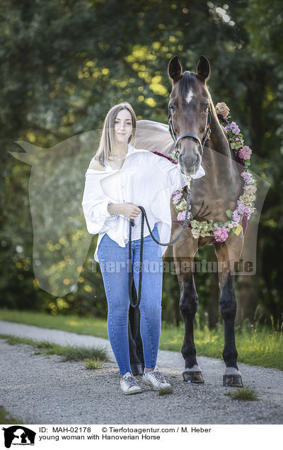 young woman with Hanoverian Horse / MAH-02178