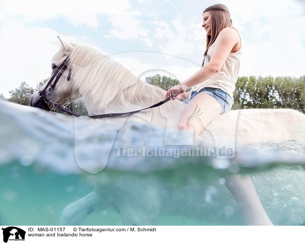 Frau und Islnder / woman and Icelandic horse / MAS-01157