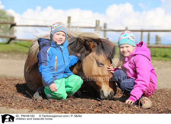 children and Icelandic horse / PM-06182