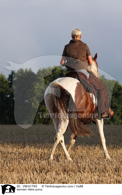 woman rides pony / VM-01765
