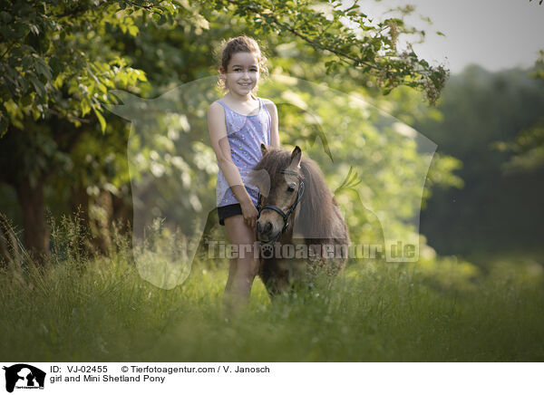 girl and Mini Shetland Pony / VJ-02455