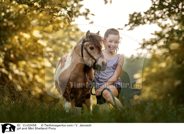 girl and Mini Shetland Pony / VJ-02458