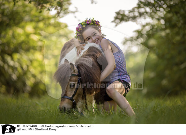 girl and Mini Shetland Pony / VJ-02469