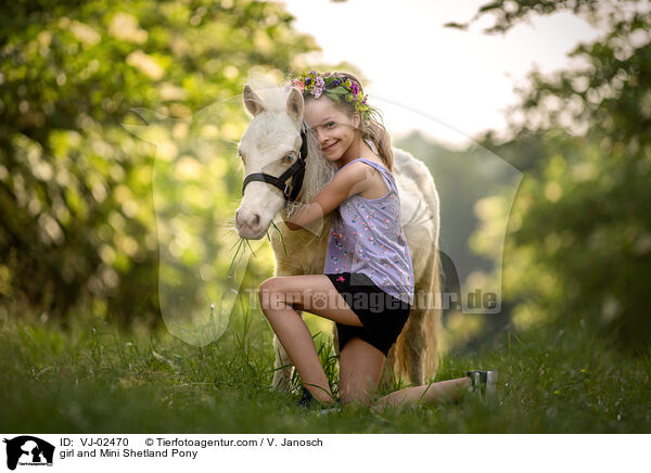 girl and Mini Shetland Pony / VJ-02470