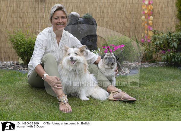 Frau mit 2 Hunden / woman with 2 Dogs / HBO-03309