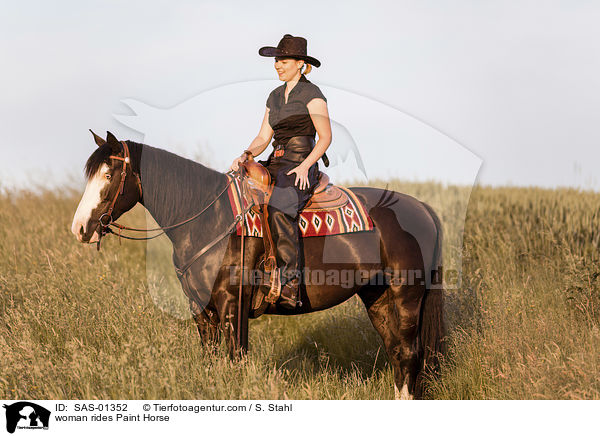 Frau reitet Paint Horse / woman rides Paint Horse / SAS-01352
