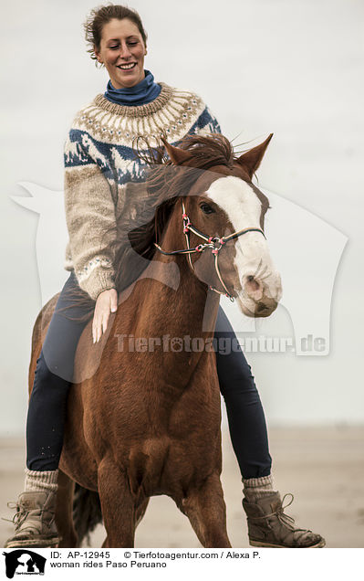 woman rides Paso Peruano / AP-12945