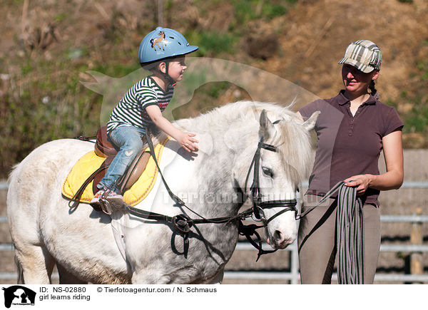Mdchen lernt reiten / girl learns riding / NS-02880