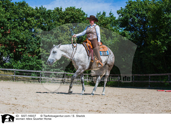 Frau reitet Quarter Horse / woman rides Quarter Horse / SST-16937