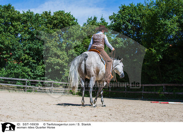 Frau reitet Quarter Horse / woman rides Quarter Horse / SST-16939