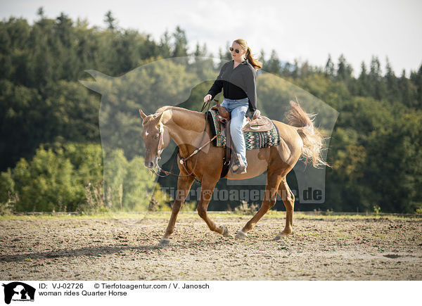 Frau reitet Quarter Horse / woman rides Quarter Horse / VJ-02726