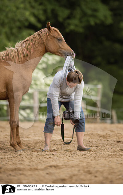 woman and arabian horse / NN-05771
