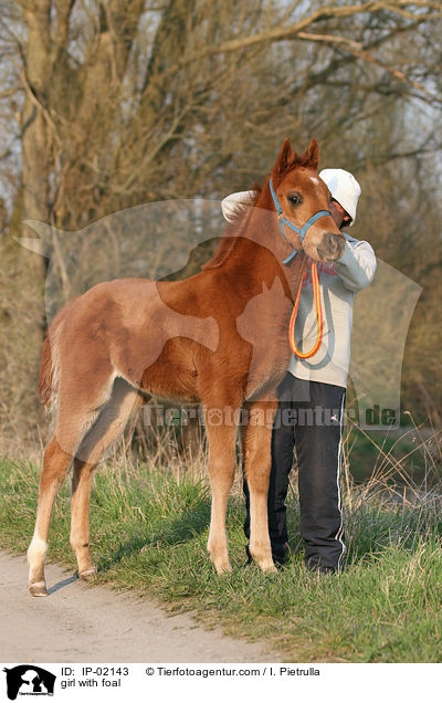 Mdchen mit Fohlen / girl with foal / IP-02143