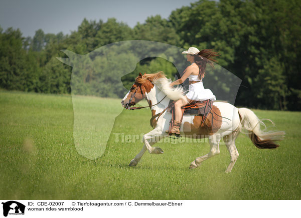 Frau reitet Warmblut / woman rides warmblood / CDE-02007