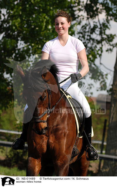 woman rides horse / NS-01489